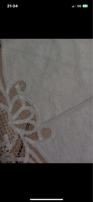 Tovaglia rotonda bianca ricamata