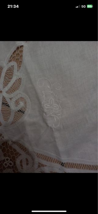 Tovaglia rotonda bianca ricamata