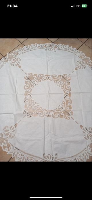 Tovaglia rotonda bianca ricamata