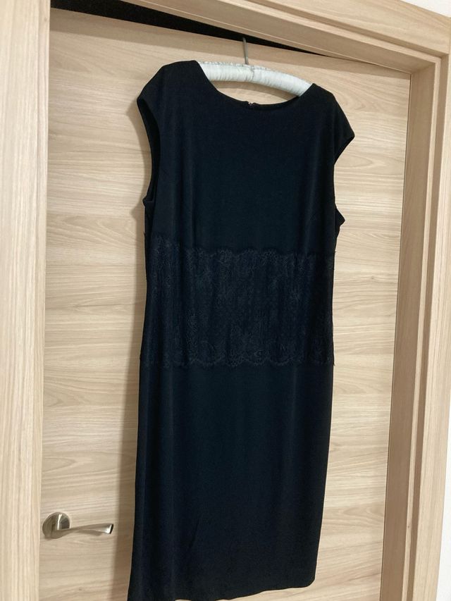 Vestido azul con encaje, en crep con forro .