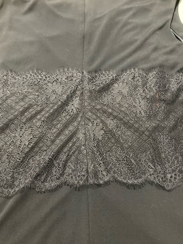 Vestido azul con encaje, en crep con forro .