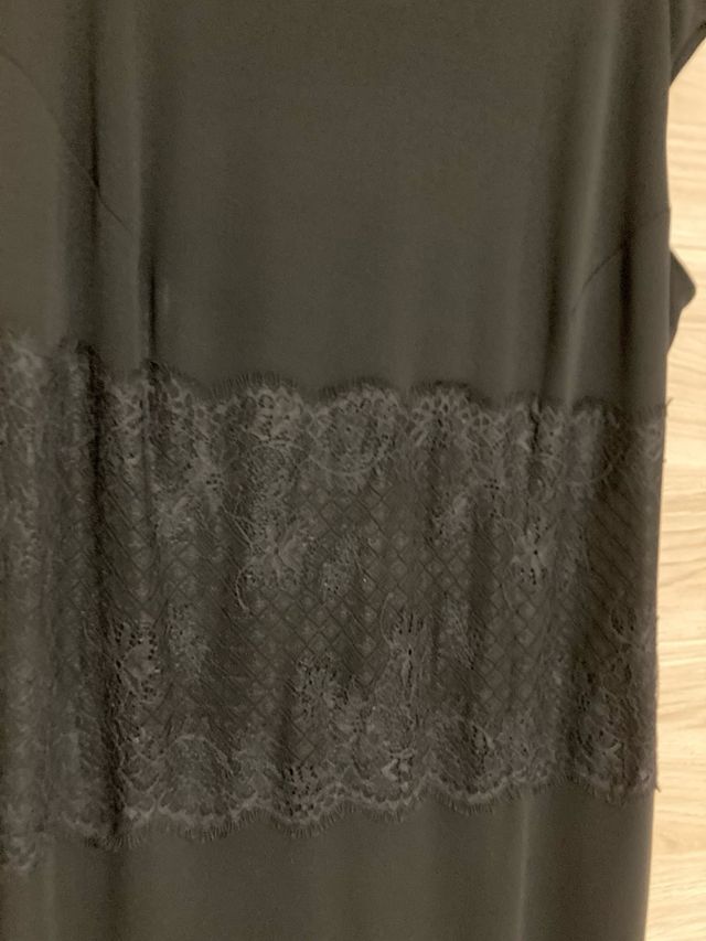 Vestido azul con encaje, en crep con forro .