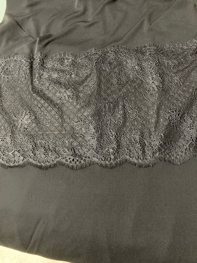 Vestido azul con encaje, en crep con forro .