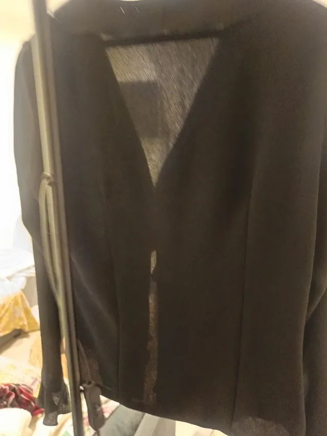 Blusa negra volantes talla M