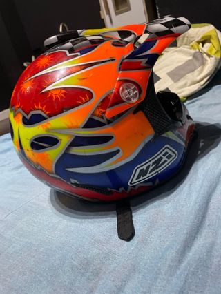 Casco de moto con diseño llamativo