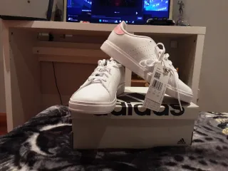 Zapatillas Adidas Blancas y Rosas  Advantage Base