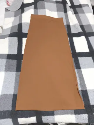 Falda larga marrón con abertura al costado
