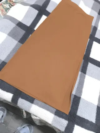 Falda larga marrón con abertura al costado