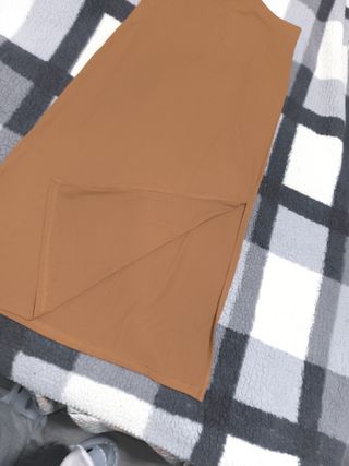 Falda larga marrón con abertura al costado