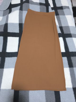 Falda larga marrón con abertura al costado