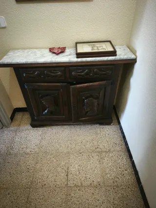 Mueble de madera con tapa de mármol