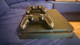 PS4 Slim Negra + 2 Mandos