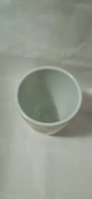 Vaso de porcelana con borde dorado