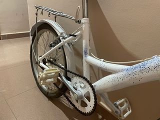 Bicicleta blanca con cesta y portaequipajes