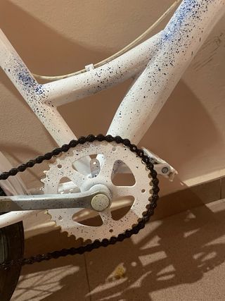 Bicicleta blanca con cesta y portaequipajes