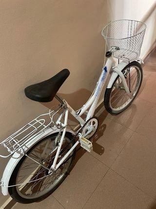 Bicicleta blanca con cesta y portaequipajes