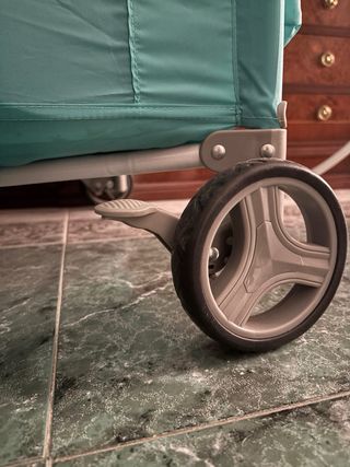 Parque cuna infantil con móvil