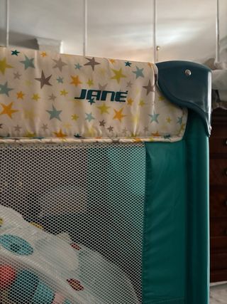 Parque cuna infantil con móvil