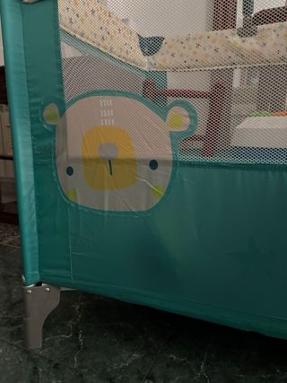 Parque cuna infantil con móvil