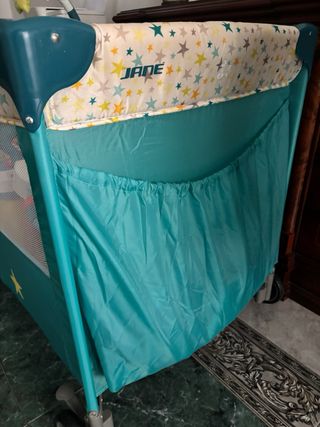 Parque cuna infantil con móvil