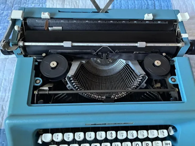 Máquina de escribir Olivetti Studio 46 azul
