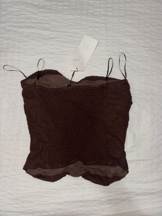 Top palabra de honor marrón fruncido