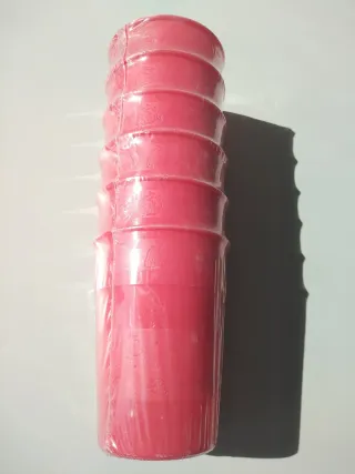 Vasos reutilizables relieve con frutas en relieve.