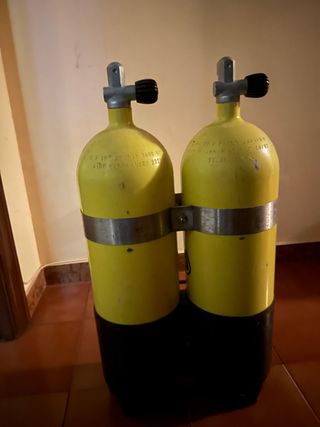 Bombonas de buceo amarillas