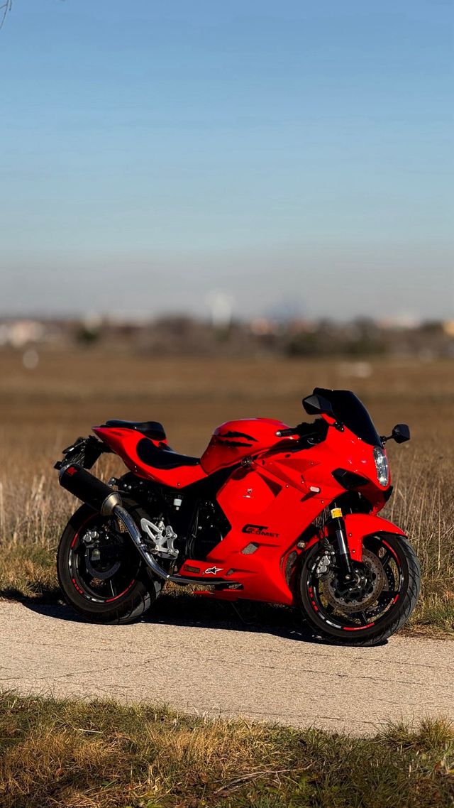 Hyosung GTR 125 Roja