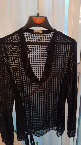 Blusa azul marino vaporosa.