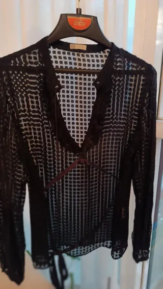 Blusa azul marino vaporosa.