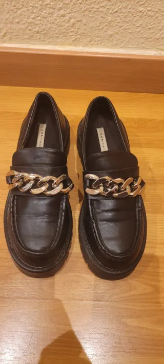 Zapatos negros con cadena dorada