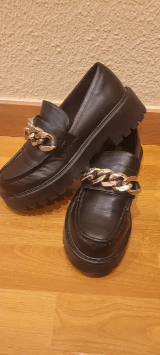 Zapatos negros con cadena dorada