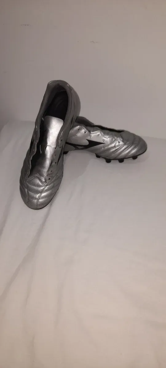 Botas de fútbol niño plateadas talla 39 Mizuno