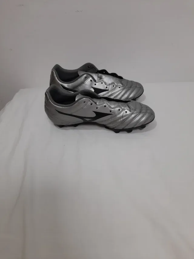 Botas de fútbol niño plateadas talla 39 Mizuno