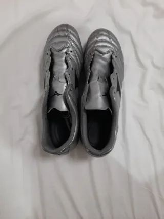 Botas de fútbol niño plateadas talla 39 Mizuno