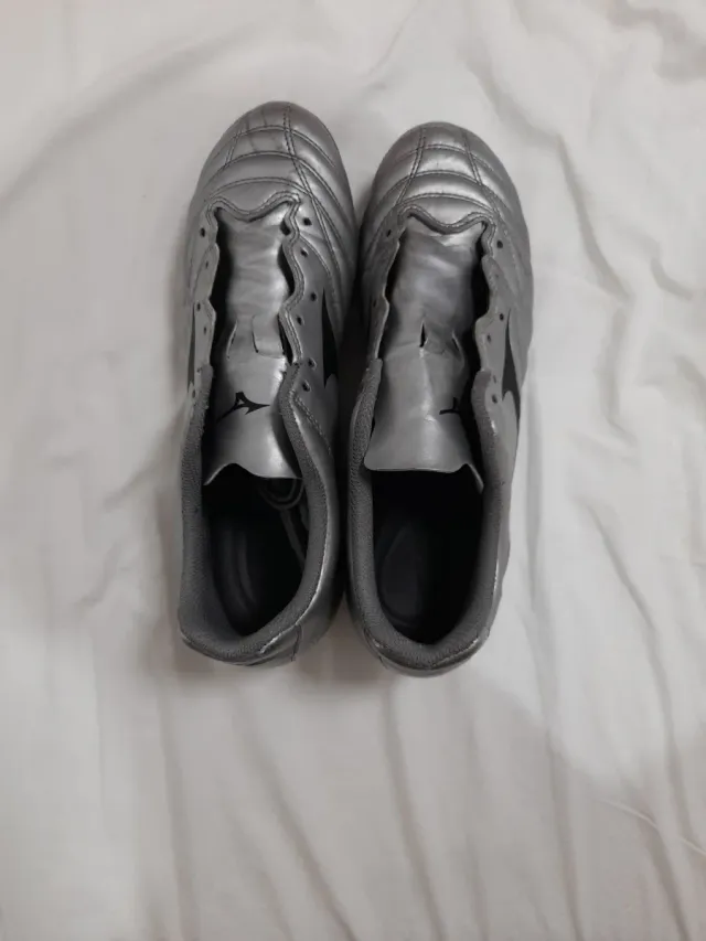 Botas de fútbol niño plateadas talla 39 Mizuno