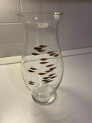 Vaso in vetro decorato con foglie