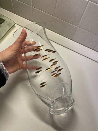 Vaso in vetro decorato con foglie