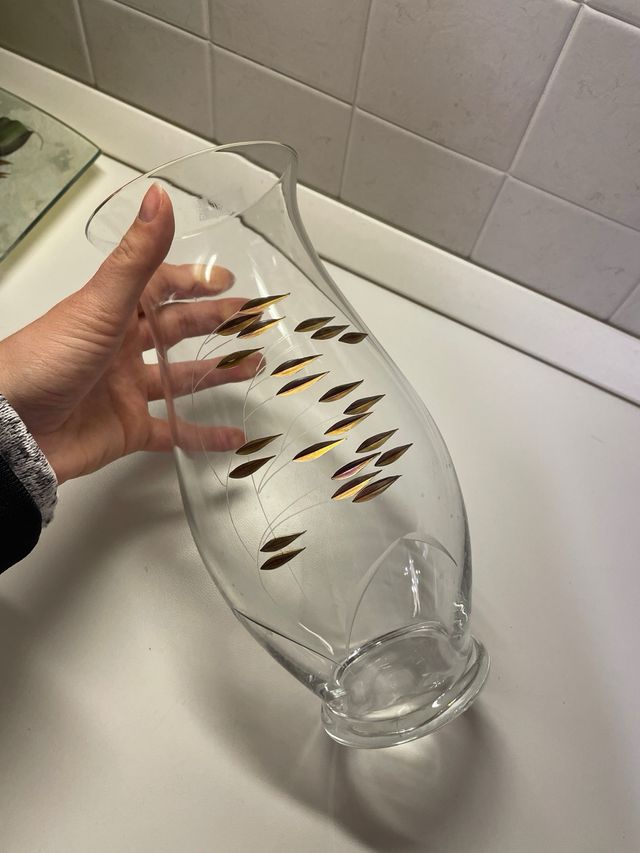 Vaso in vetro decorato con foglie