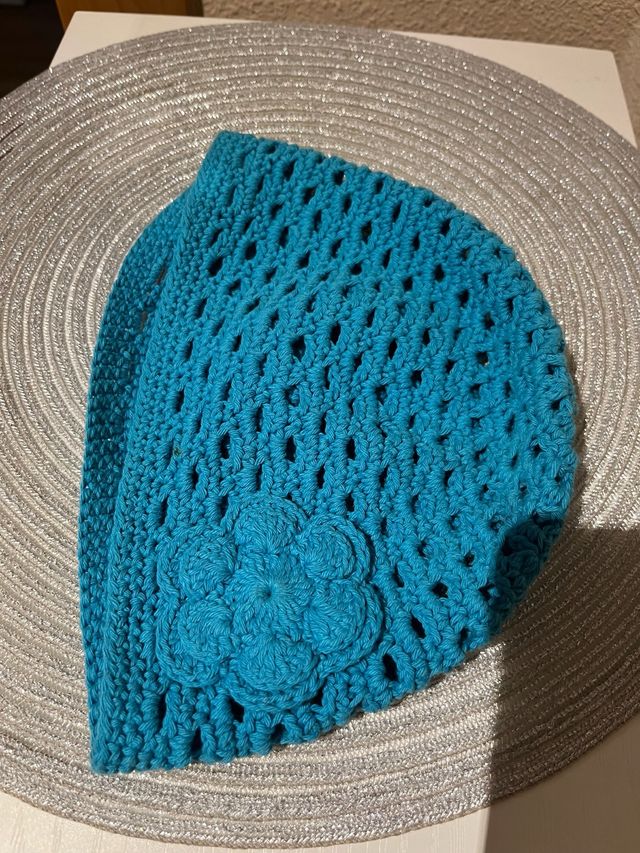 Gorro de ganchillo azul con flor