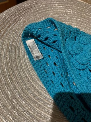 Gorro de ganchillo azul con flor