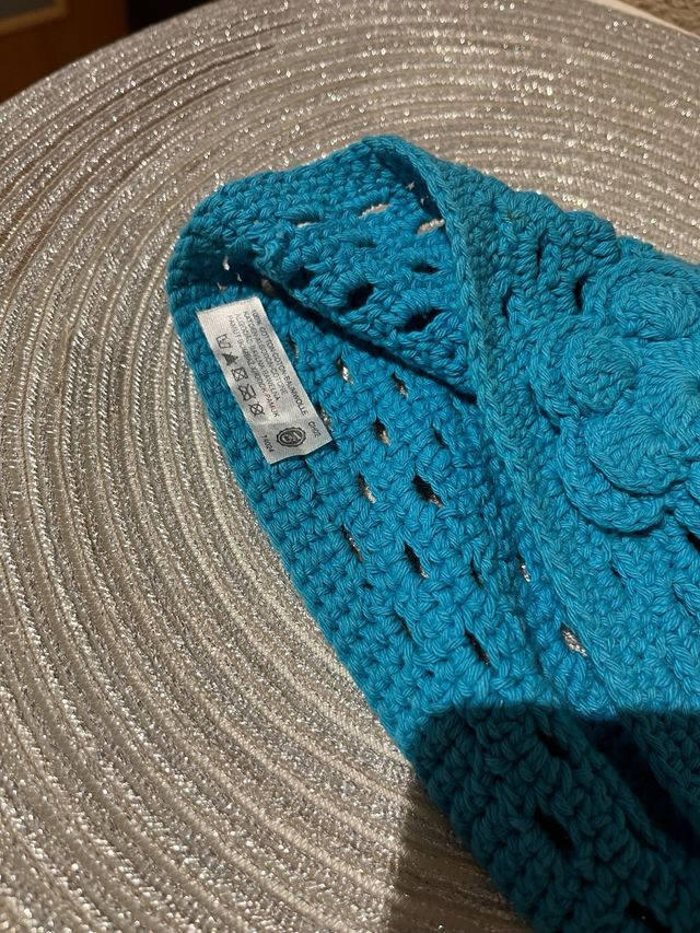 Gorro de ganchillo azul con flor