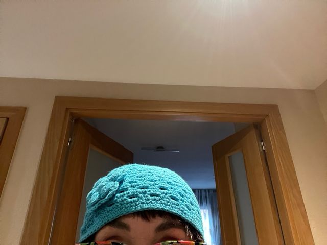 Gorro de ganchillo azul con flor