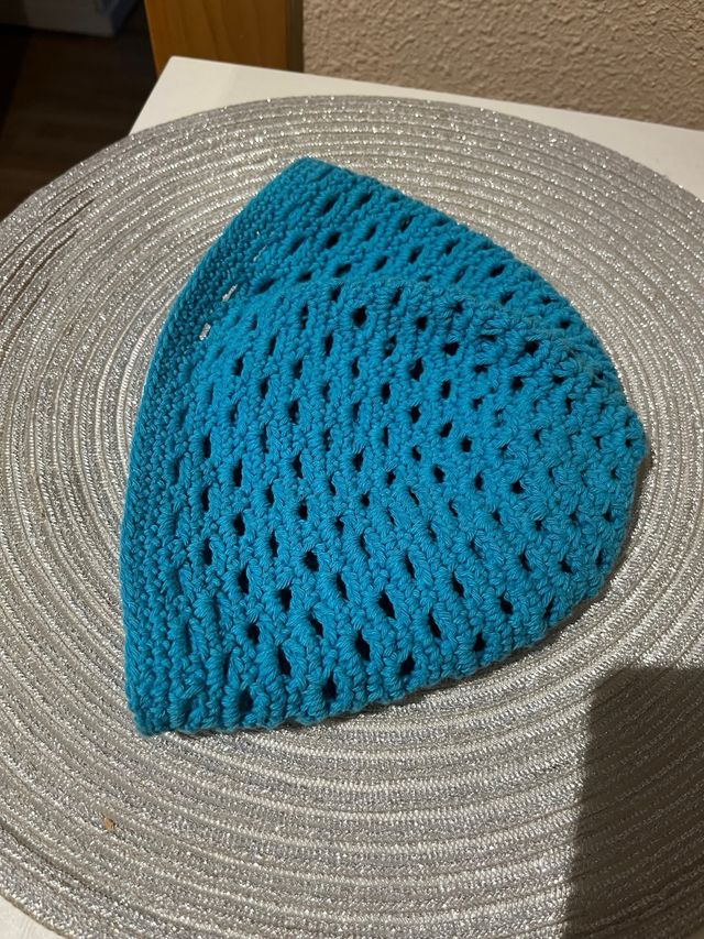 Gorro de ganchillo azul con flor