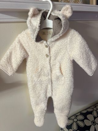 Buzo bebé Zara pelo 0-3 meses
