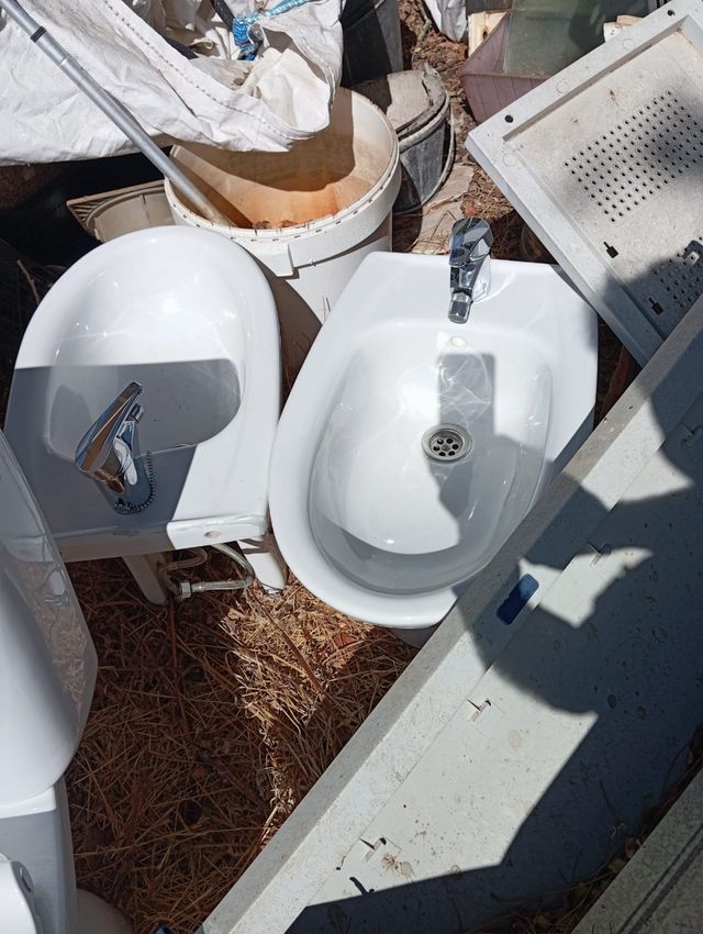 Bidé y lavabo de baño blancosy wate