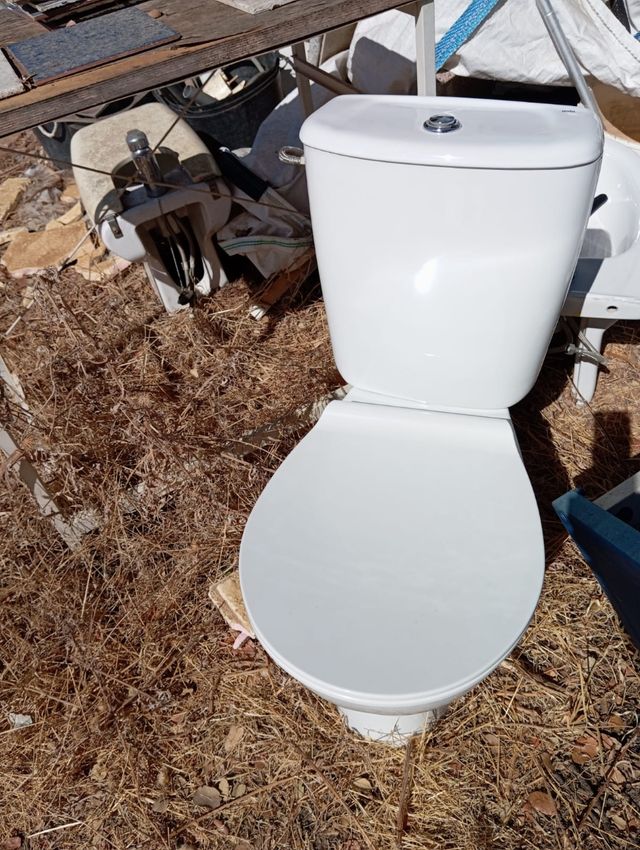 Bidé y lavabo de baño blancosy wate