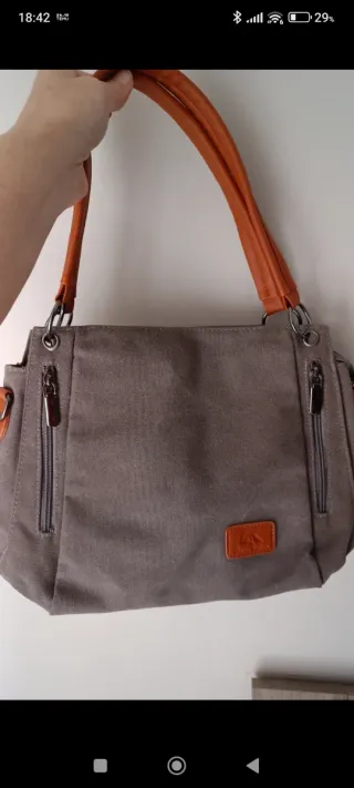 Borsa grigia e dettagli simil cuoio