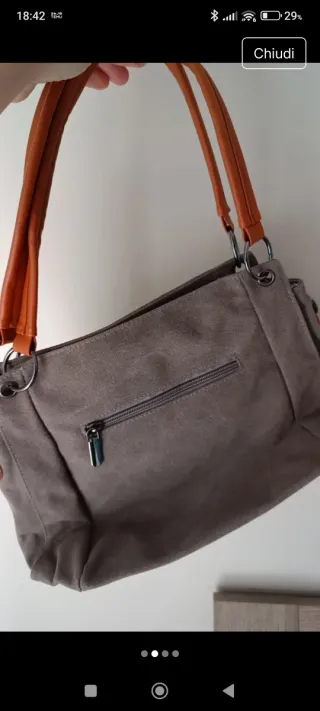 Borsa grigia e dettagli simil cuoio